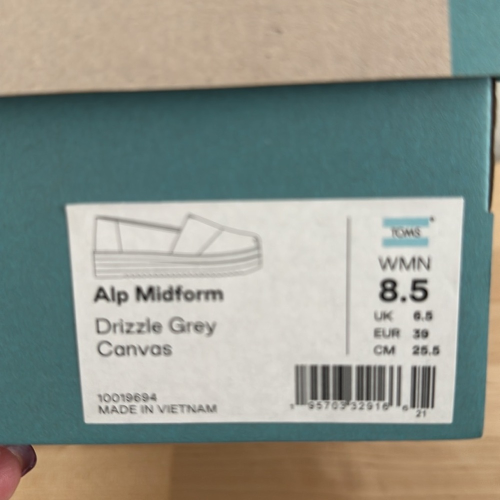 Toms shoes - Picture 2 of 2